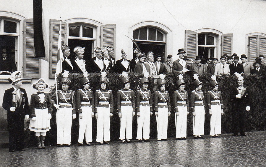 1958 - Prinzengarde bei der Erstürmung des Rathauses